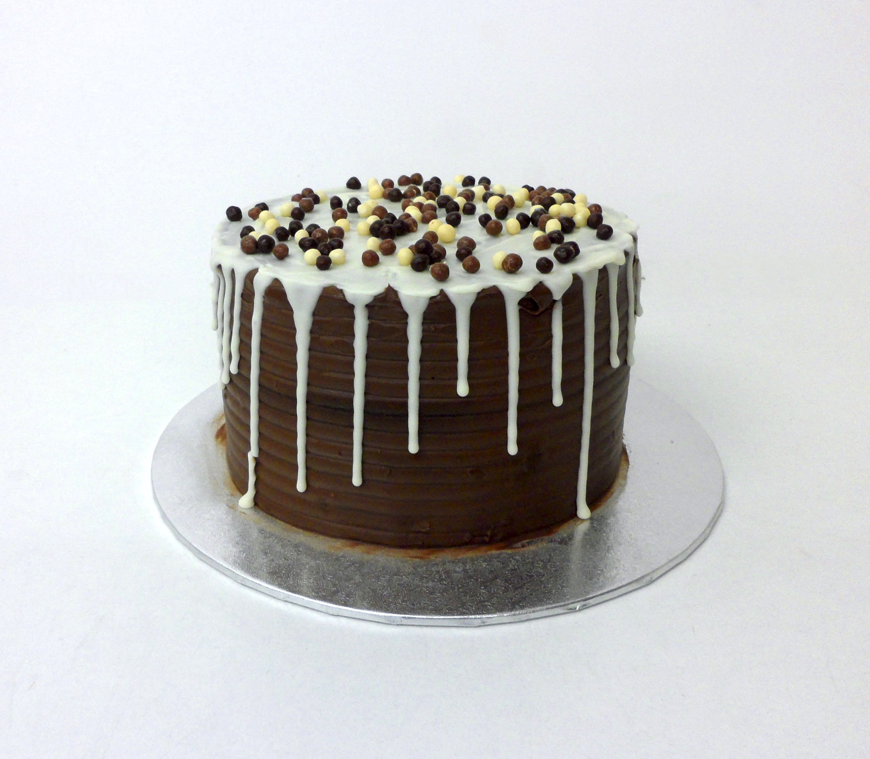 Pastel de 3 chocolates con Drip Cake de chocolate blanco - Amelia Bakery