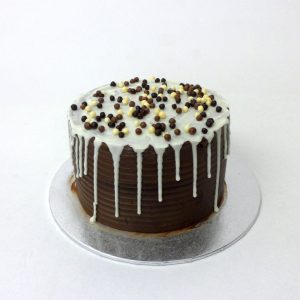 Pastel de 3 chocolates con drip cake de chocolate blanco