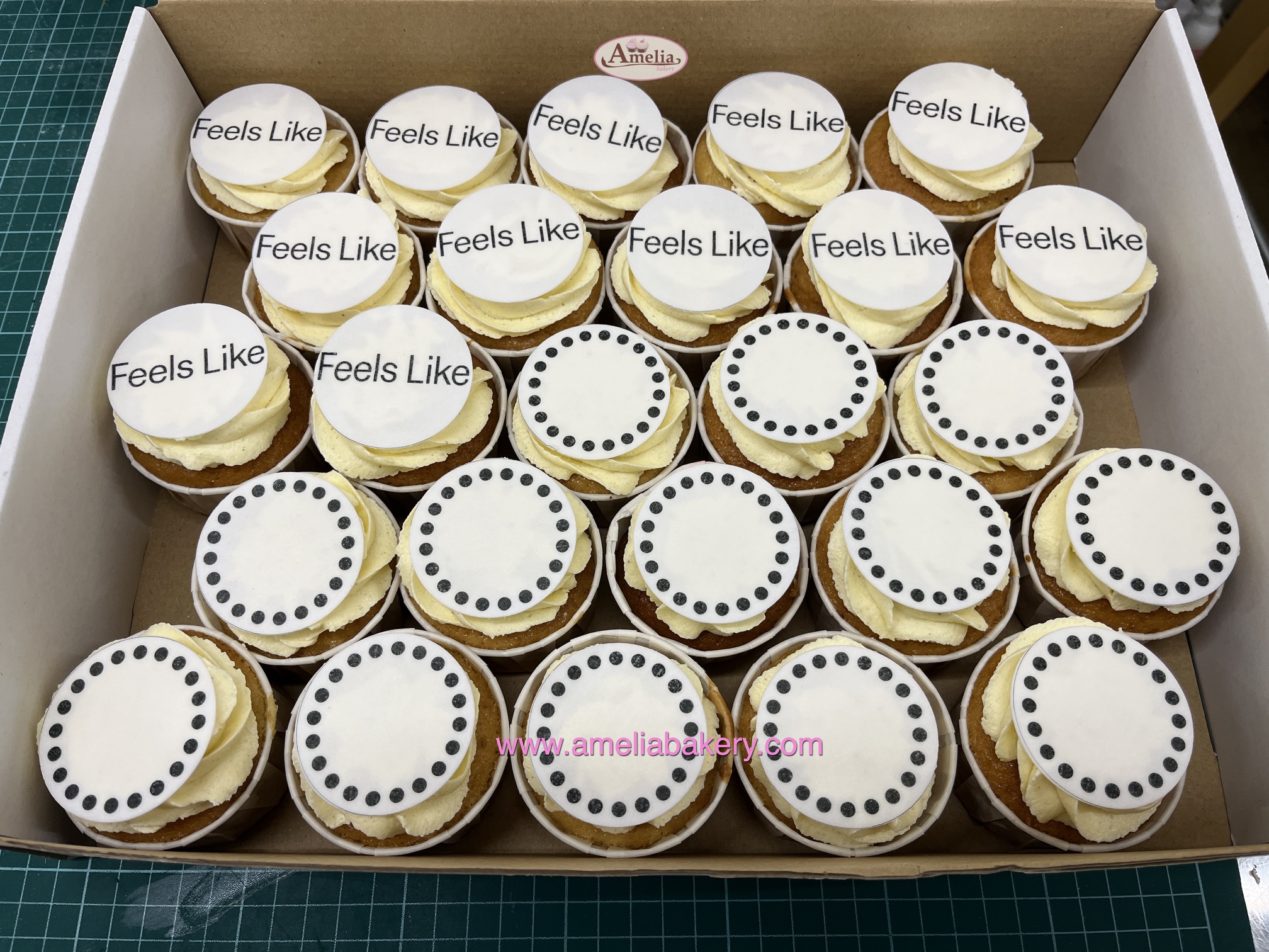 Cupcakes-corporativos-oblea-feels-like-Amelia-Bakery
