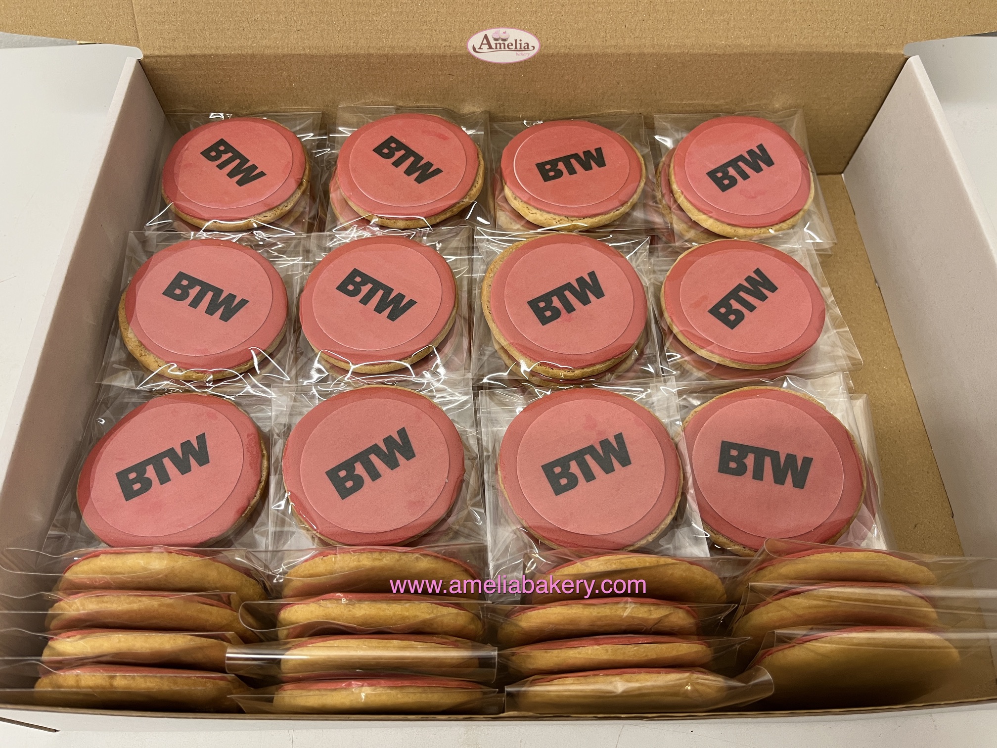 Galletas-corporativas-BTW-logo-oblea-Amelia-Bakery-2-rojo