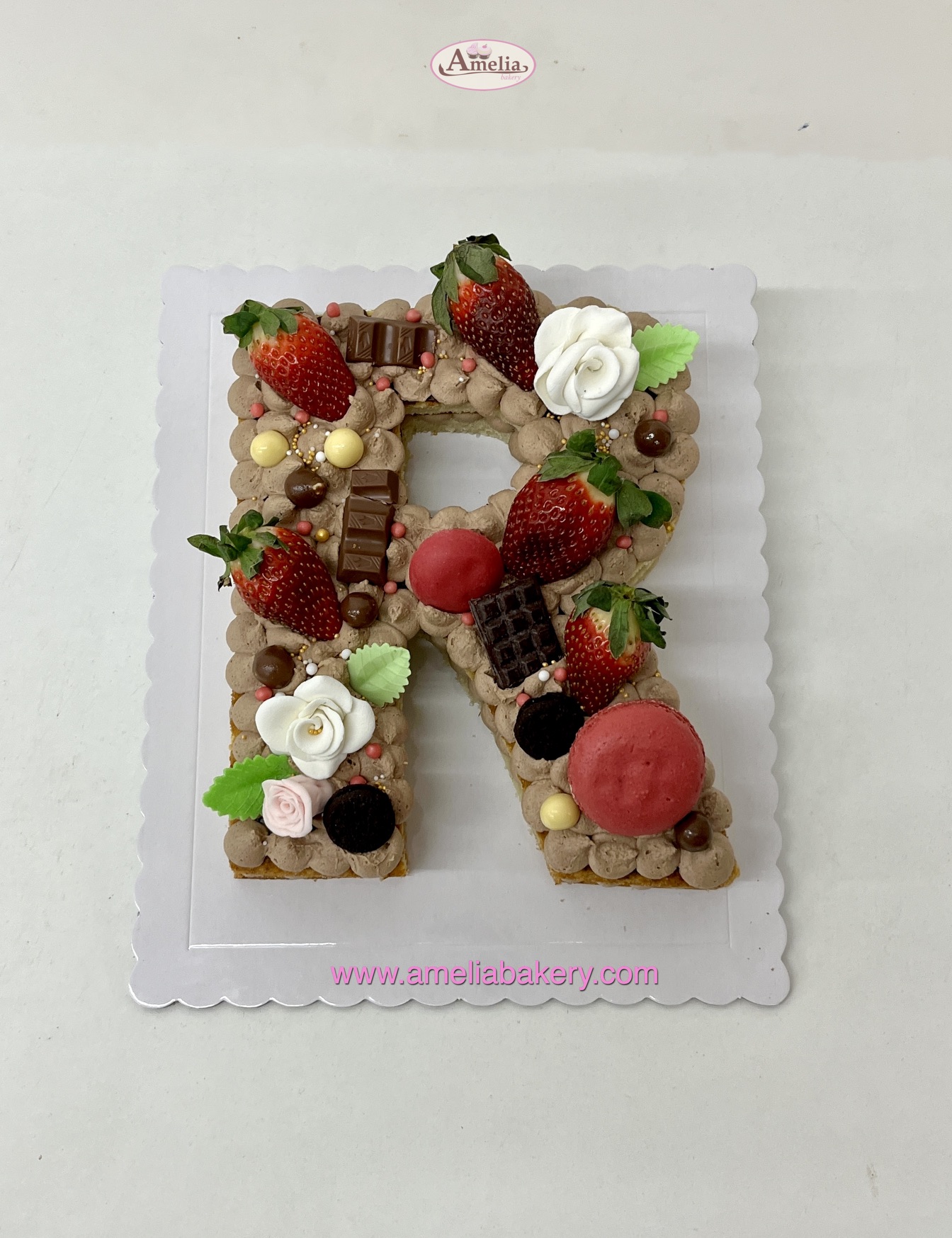 Pastel-letra--macaron-flores-chocolates