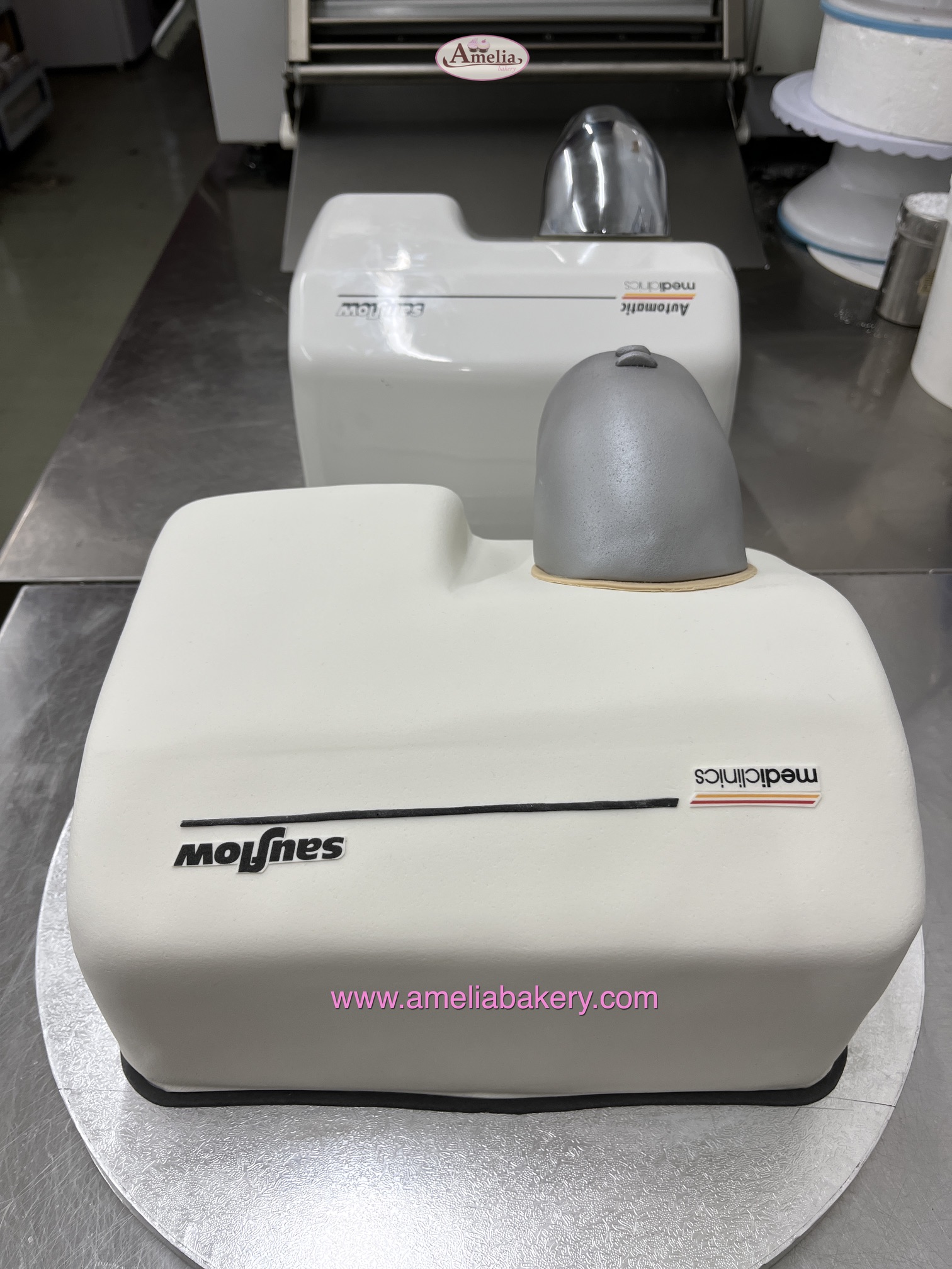 Tarta-corporativa-fondant-mediclinic-3d-sauflow