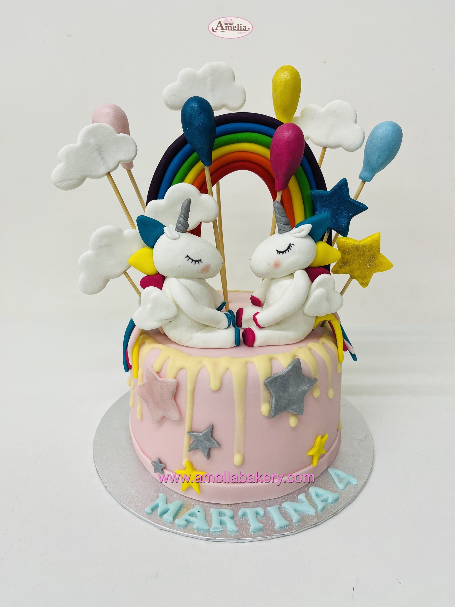 Tarta-fondant-2-unicornios-3d-arcoiris-globos-Amelia-Bakery