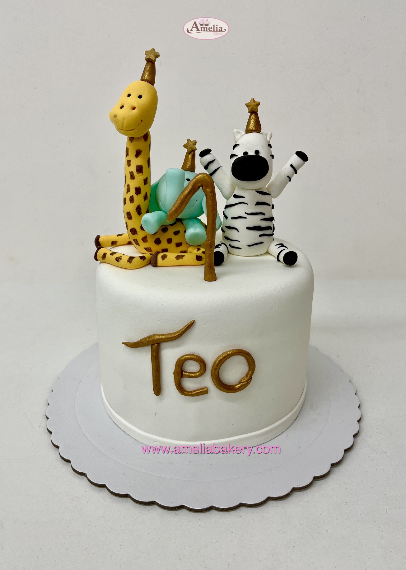 Tarta-fondant-animales-selva-infantil-blanco dorado-3d