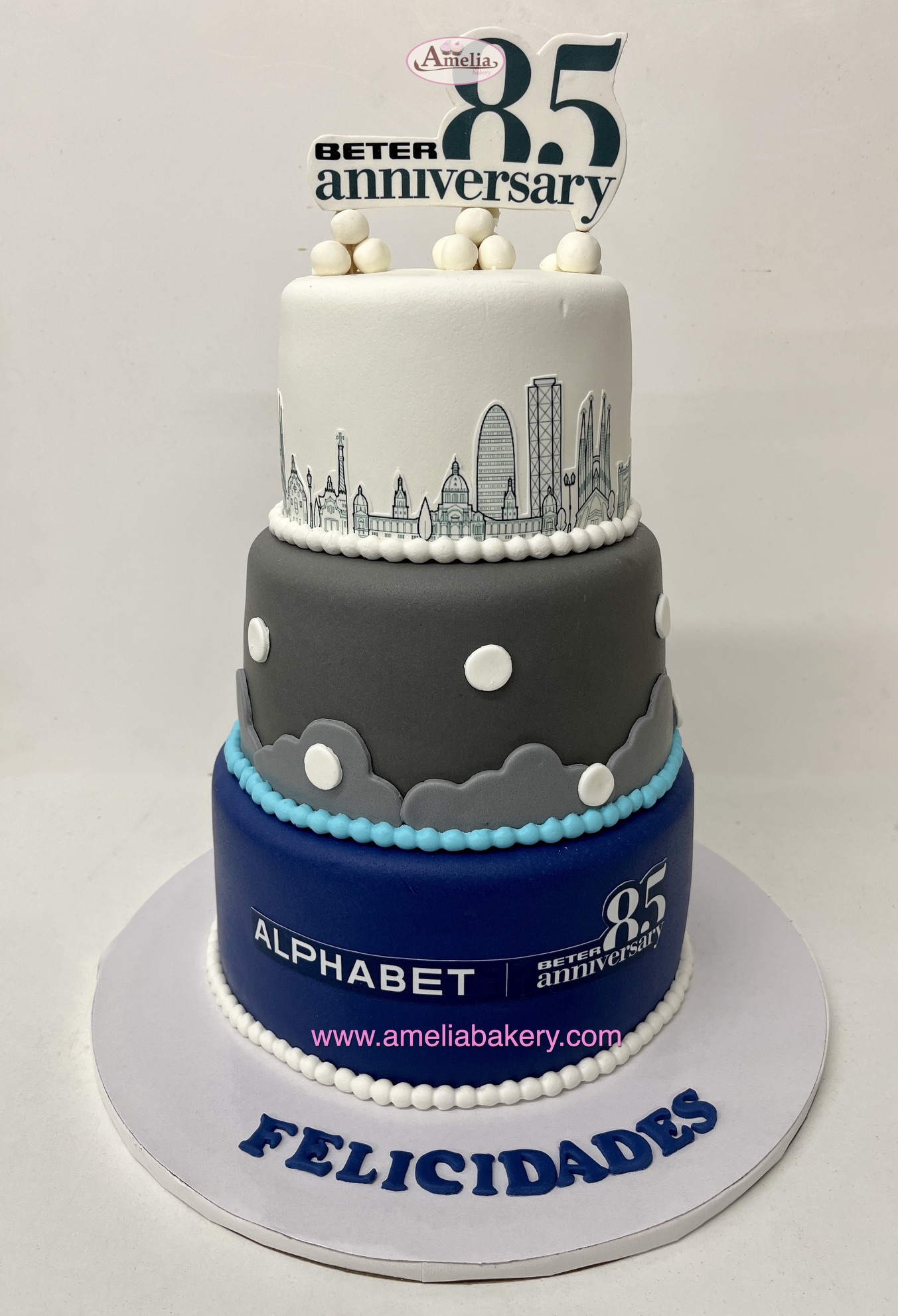 Tarta-fondant-corporativa-alphabet-3-pisos-logos-Amelia-Bakery
