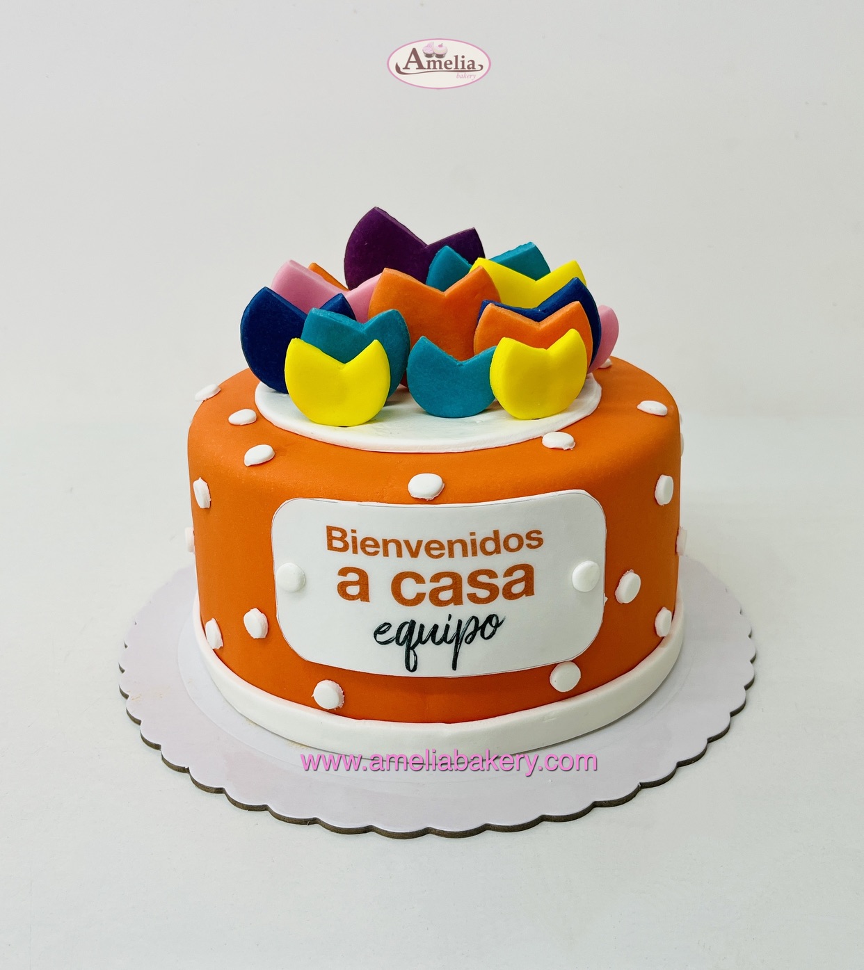 Tarta-fondant-corporativa-logo-oblea-fondant-Amelia-Bakery