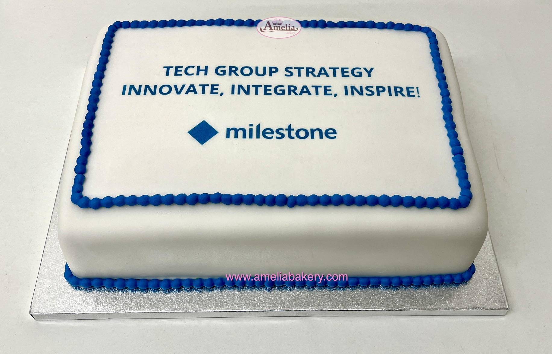 Tarta-fondant-corporativa-milestone-Amelia-Bakery