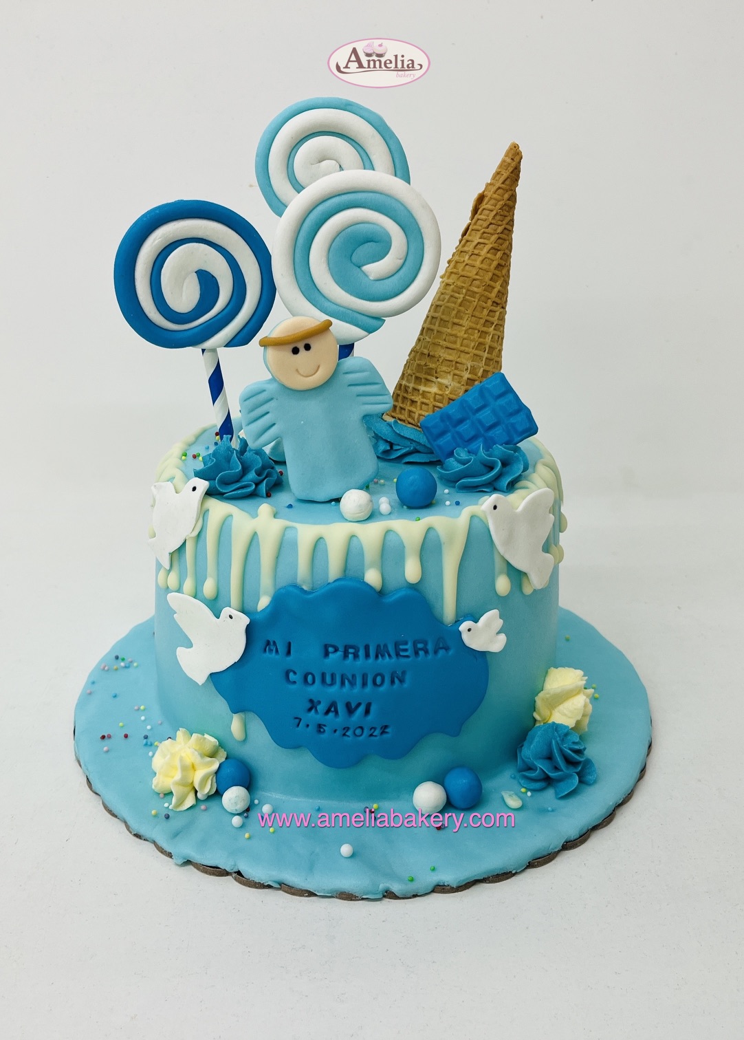 Tarta-primera-comunion-drip-piruletas-barquillo